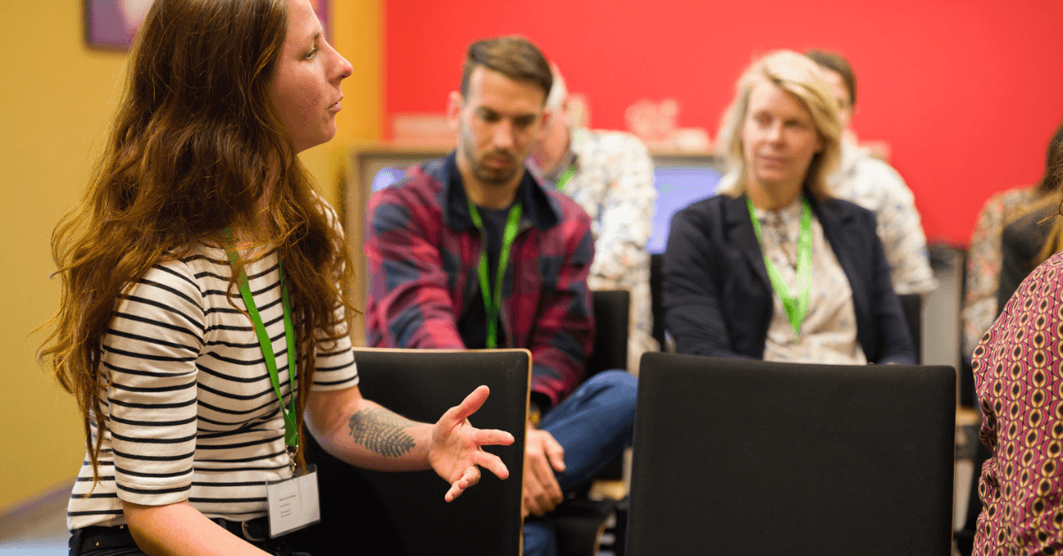 Persoon in gesprek tijdens een workshop