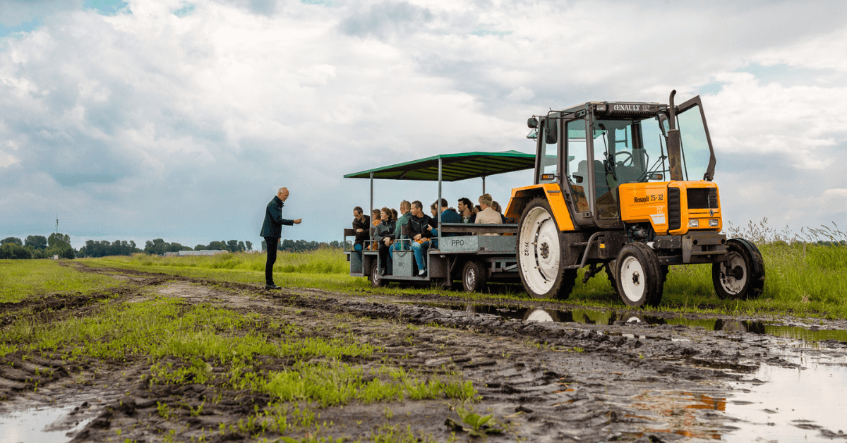 Trekker op een nat veld