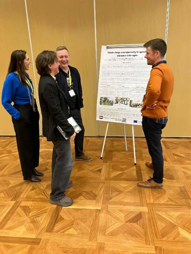 Groepje mensen voor flipover