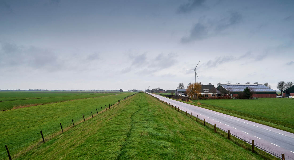 Landschap op platteland met boerderij en windmolen