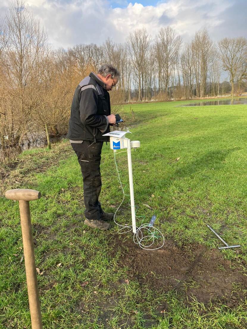 Man met grondmeetapparaat