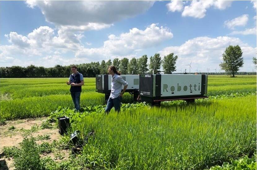 Veldrobot uit de Hoeksche Waard met twee mensen erbij