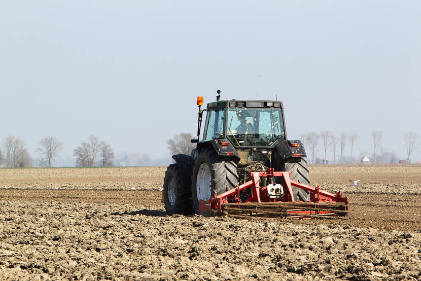 Trekker op akkerland