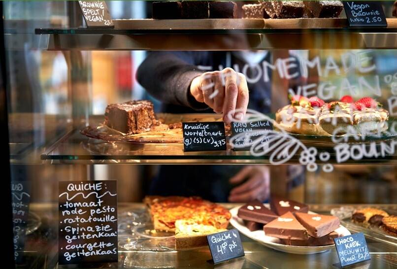 Vitrine van bakkerswinkel met taart, quiche, enzovoorts