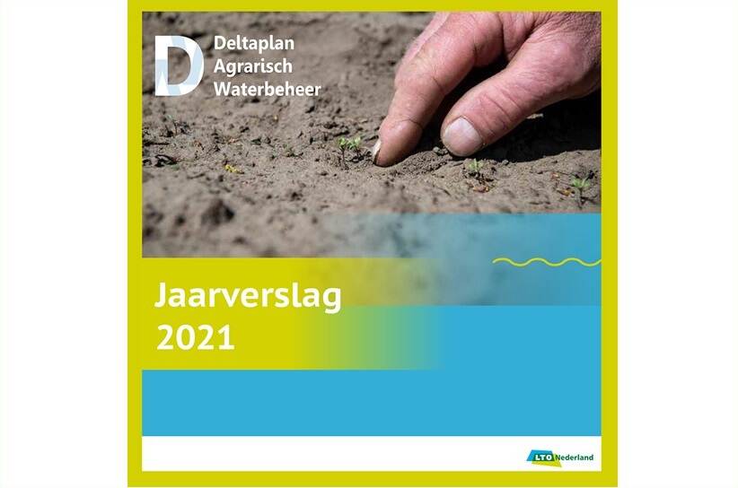 voorzijde jaarverslag met een hand in de aarde en titel jaarverslag DAW 2021