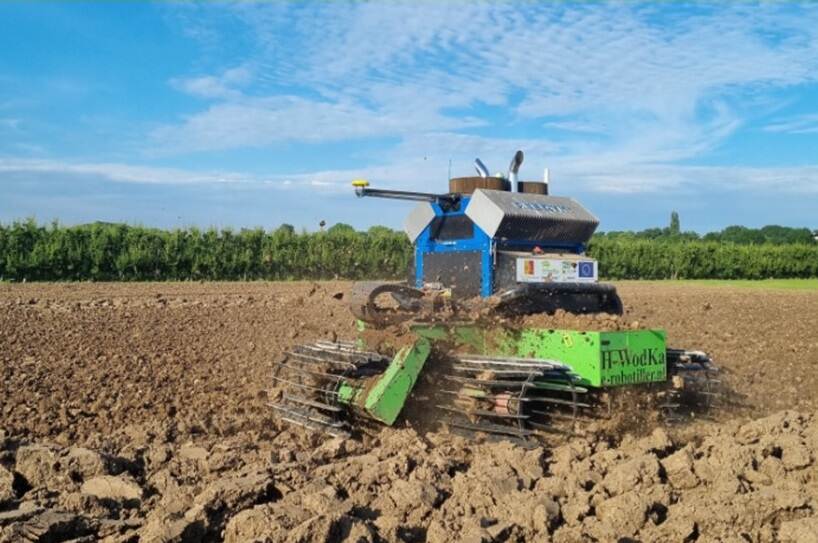 groene E-robotiller op grond
