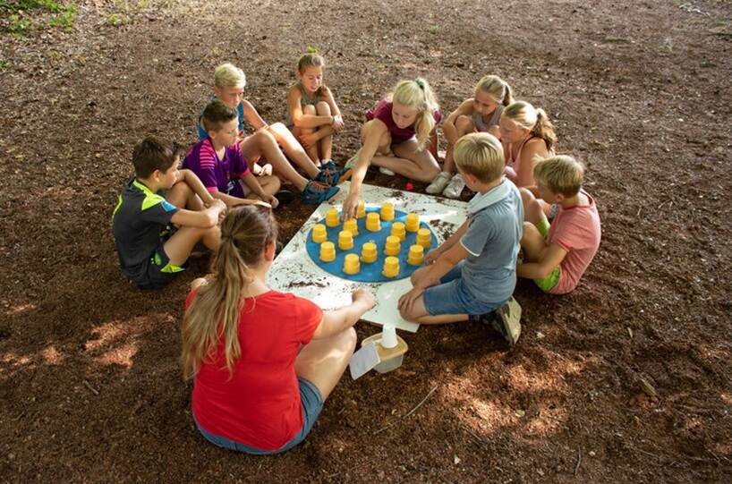 groep kinderen in kring op de grond