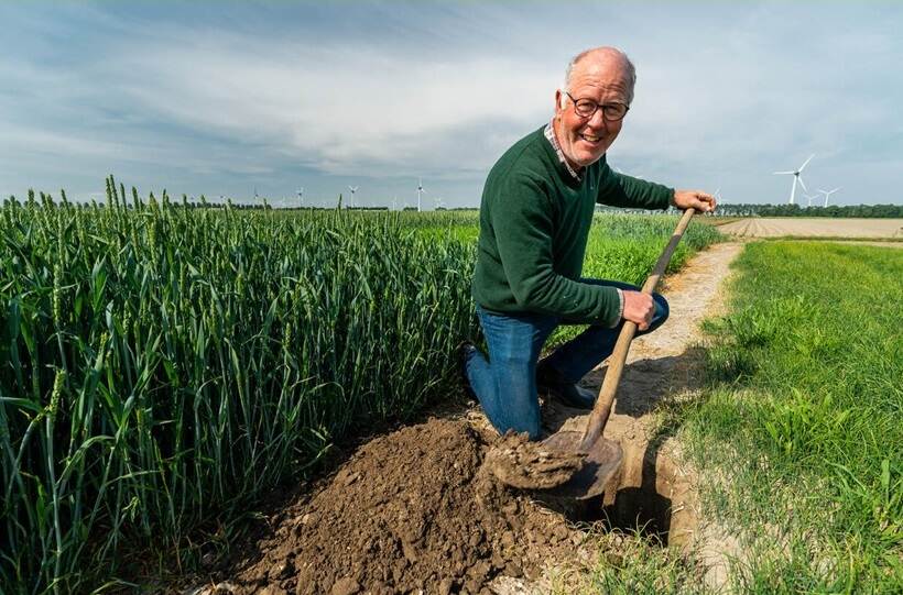 Man met schop aan het scheppen in de grond