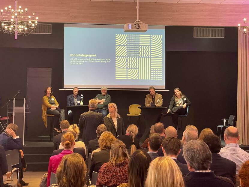 Groep mensen op het podium en voor het podium