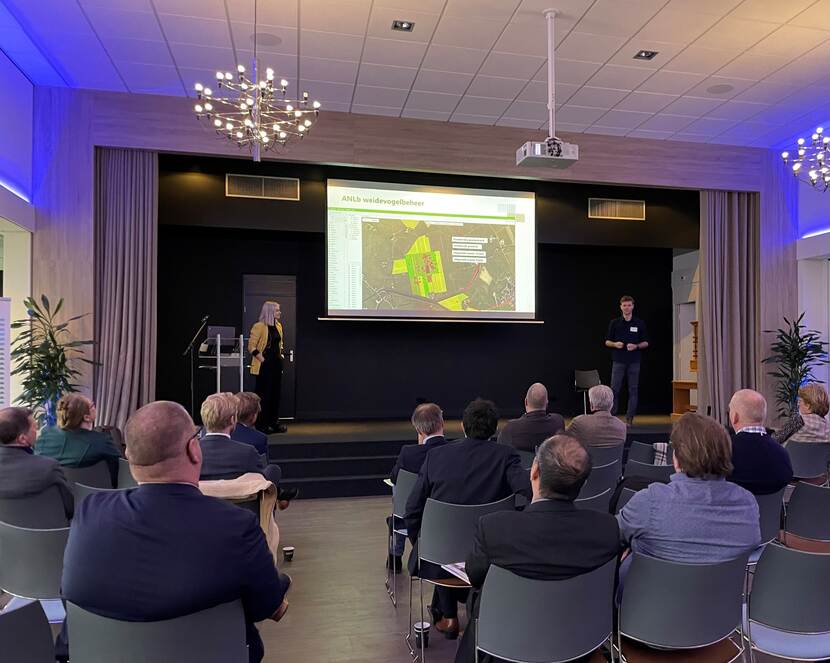 Presentatie ANLB weidevogelbeheer op podium