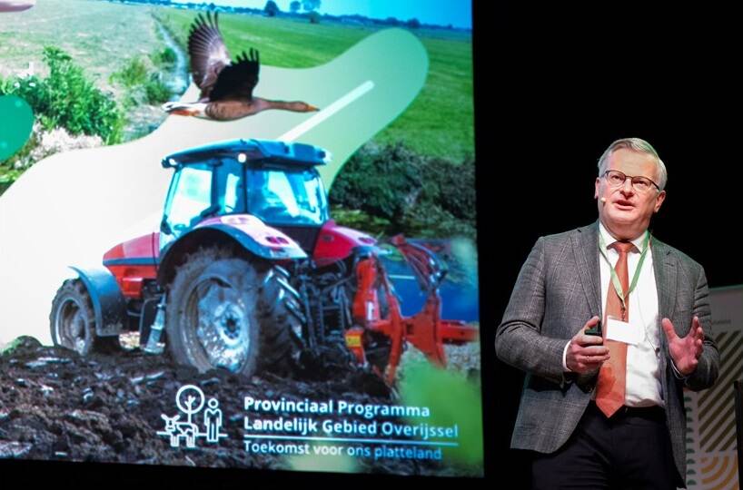 spreker rechts van TV-scherm met tractor