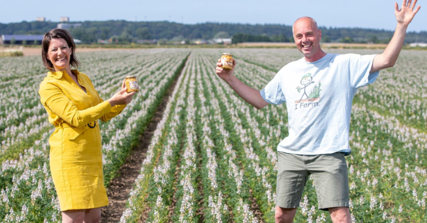 Andre Jurrius en Marieke Lameris in Lupineveld