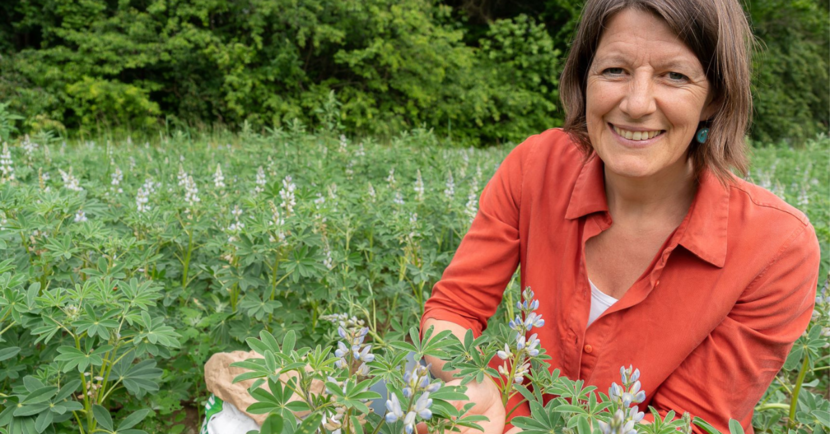 Portretfoto van Marieke Lameris in Lupineveld