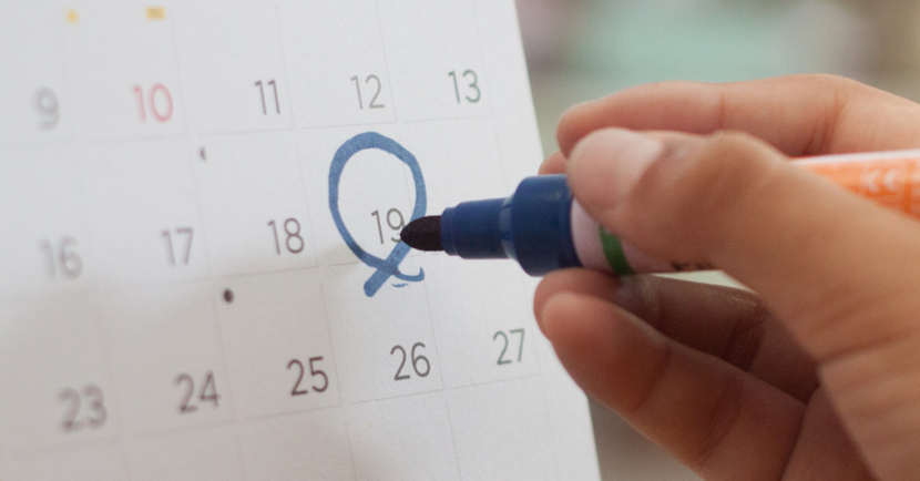 Met een stift een dag in een kalender omcirkelen